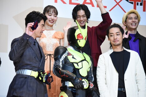 前列左から伊藤英明、仮面ライダーゼロワン、福士誠治。