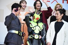 前列左から伊藤英明、仮面ライダーゼロワン、福士誠治。