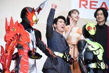 前列左から仮面ライダーセイバー、伊藤英明、仮面ライダーゼロワン。