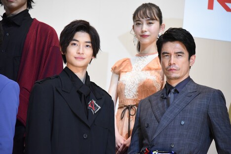 左から高橋文哉、伊藤英明。