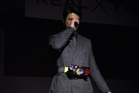 仮面ライダーエデンの変身シーンを再現する伊藤英明。