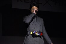 仮面ライダーエデンの変身シーンを再現する伊藤英明。