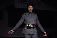 仮面ライダーエデンの変身シーンを再現する伊藤英明。