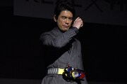 仮面ライダーエデンの変身シーンを再現する伊藤英明。
