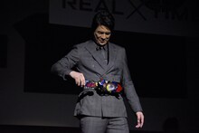 仮面ライダーエデンの変身シーンを再現する伊藤英明。