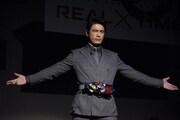 仮面ライダーエデンの変身シーンを再現する伊藤英明。