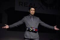 仮面ライダーエデンの変身シーンを再現する伊藤英明。