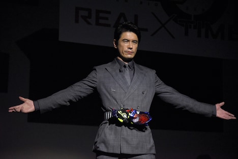 仮面ライダーエデンの変身シーンを再現する伊藤英明。