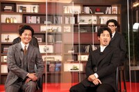 左から小栗旬、大泉洋。