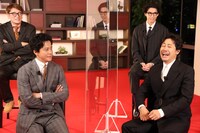 手前左から小栗旬、大泉洋。