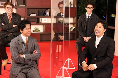手前左から小栗旬、大泉洋。