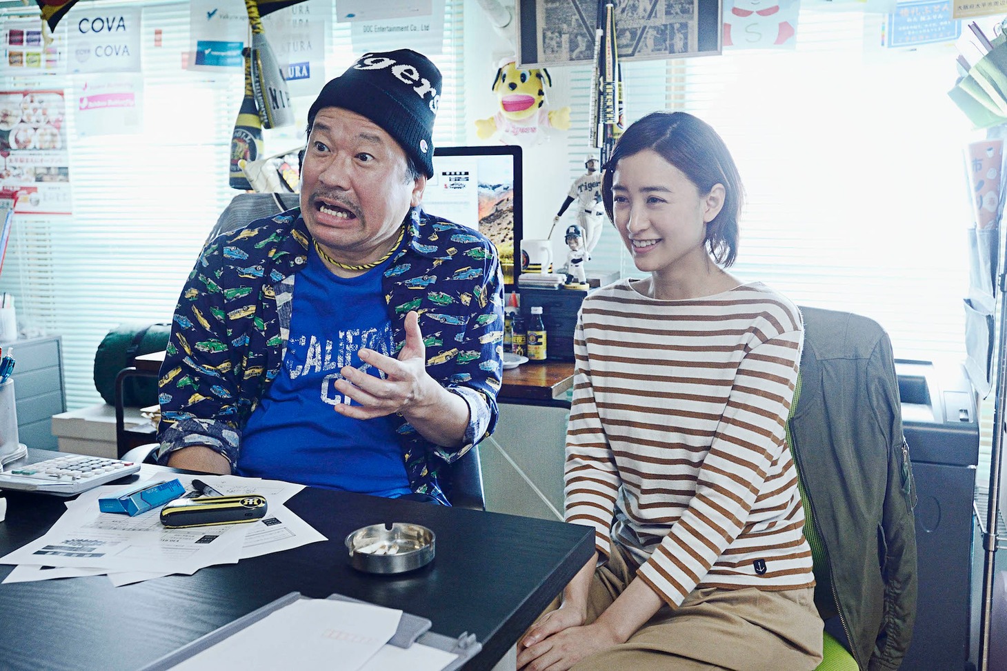 「ザ・ファブル 殺さない殺し屋」より、佐藤二朗演じる田高田（左）と山本美月演じるミサキ（右）。