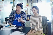 「ザ・ファブル 殺さない殺し屋」より、佐藤二朗演じる田高田(左)と山本美月演じるミサキ(右)。