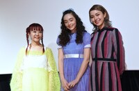 左からイリエナナコ、モトーラ世理奈、佐藤ミケーラ。