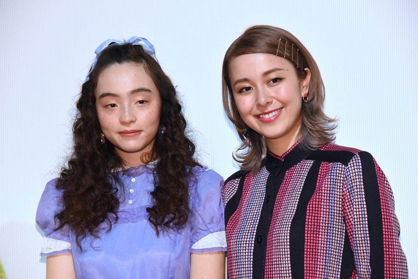 「愛しのダディー殺害計画」初日舞台挨拶の様子。左からモトーラ世理奈、佐藤ミケーラ。