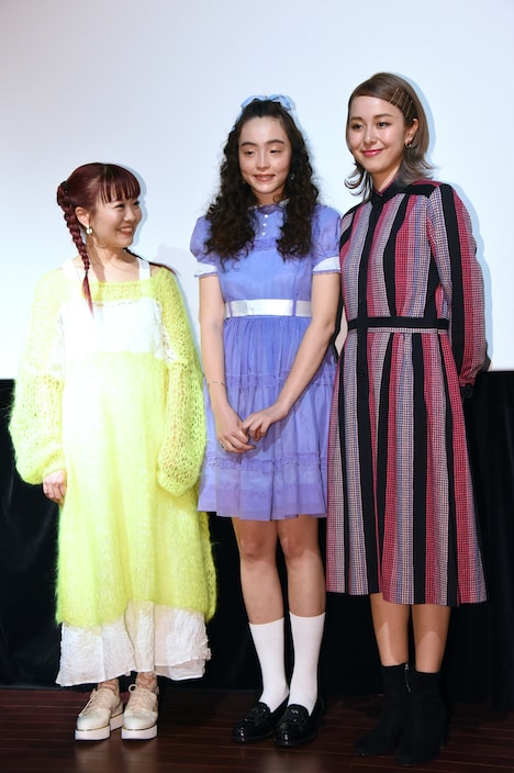 左からイリエナナコ、モトーラ世理奈、佐藤ミケーラ。