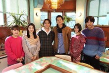 左から葵わかな、土屋太鳳、柳楽優弥、松坂桃李、高畑充希、中川大志。