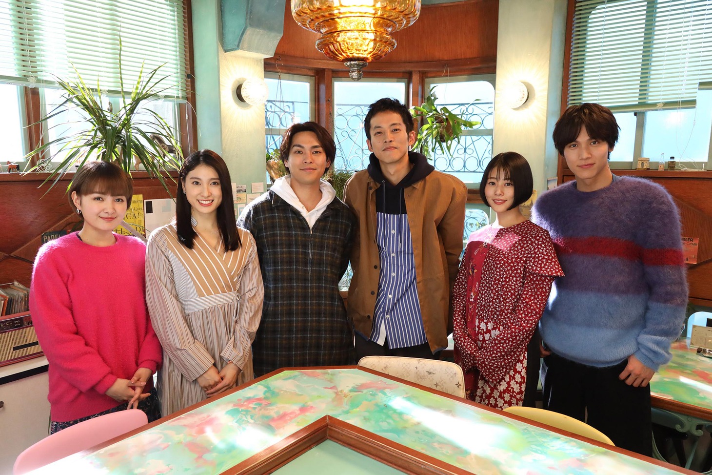左から葵わかな、土屋太鳳、柳楽優弥、松坂桃李、高畑充希、中川大志。