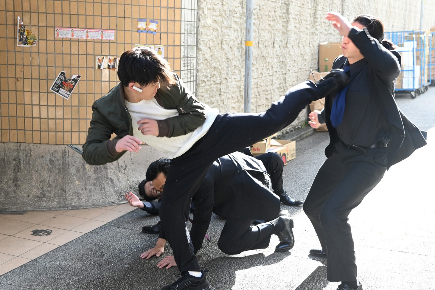 「レッドアイズ 監視捜査班」より、亀梨和也演じる伏見響介（手前右）。