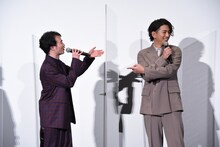 森永悠希（左）をからかう三浦翔平（右）。