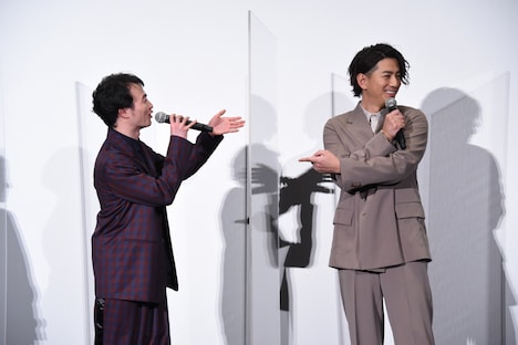 森永悠希(左)をからかう三浦翔平(右)。