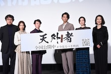 「天外者」公開記念舞台挨拶の様子。左から田中光敏、森川葵、森永悠希、三浦翔平、蓮佛美沙子、筒井真理子。空けられた中央スペースは三浦春馬の立ち位置。