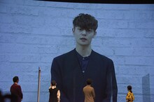 窪田正孝からのビデオメッセージ上映の様子。