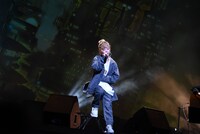 エンディング主題歌を披露するロザリーナ。