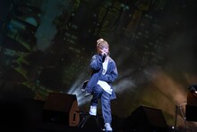 エンディング主題歌を披露するロザリーナ。