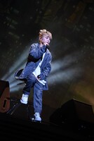 エンディング主題歌を披露するロザリーナ。