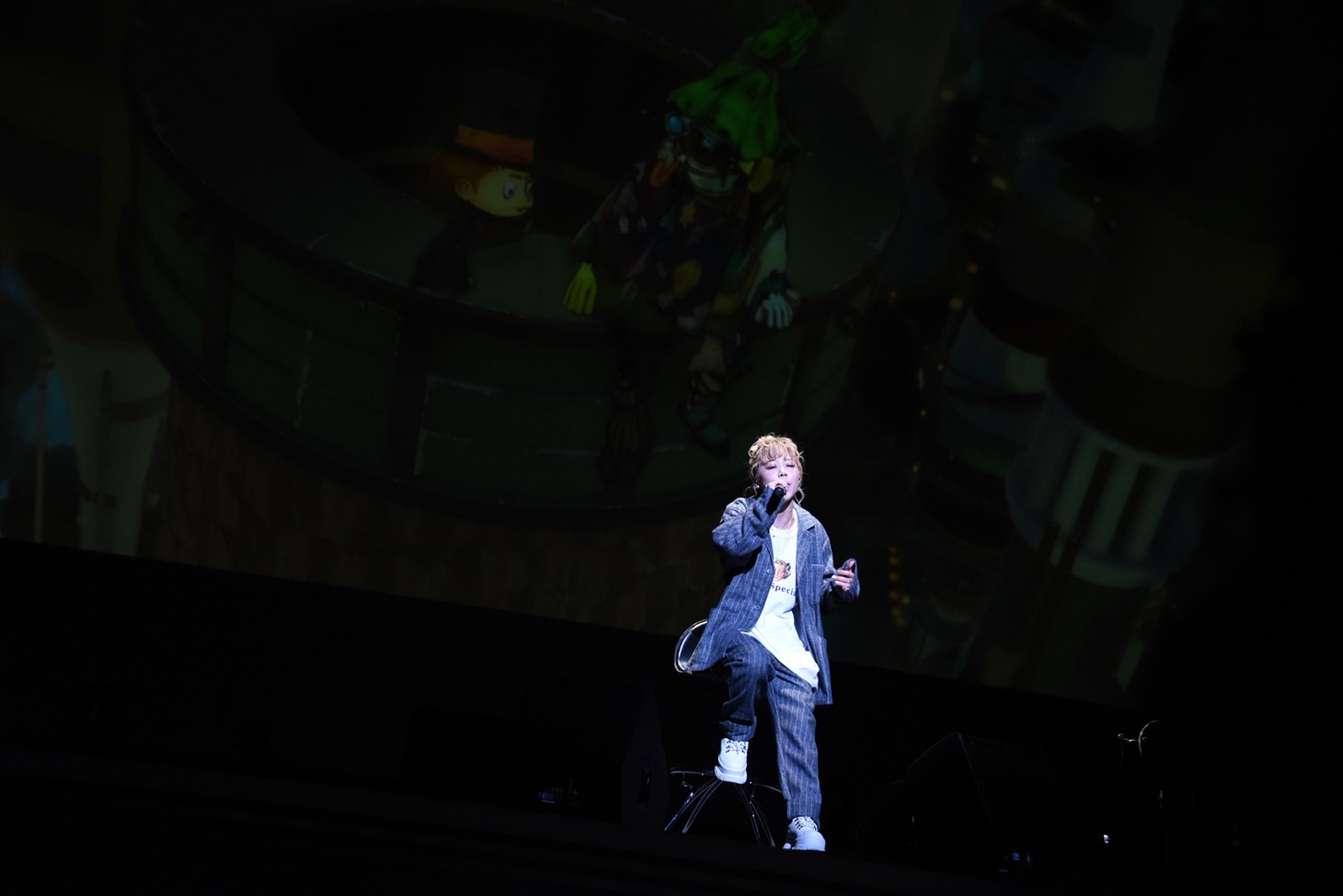 エンディング主題歌を披露するロザリーナ。