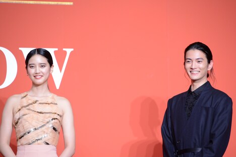 左から山崎紘菜、渡邊圭祐。