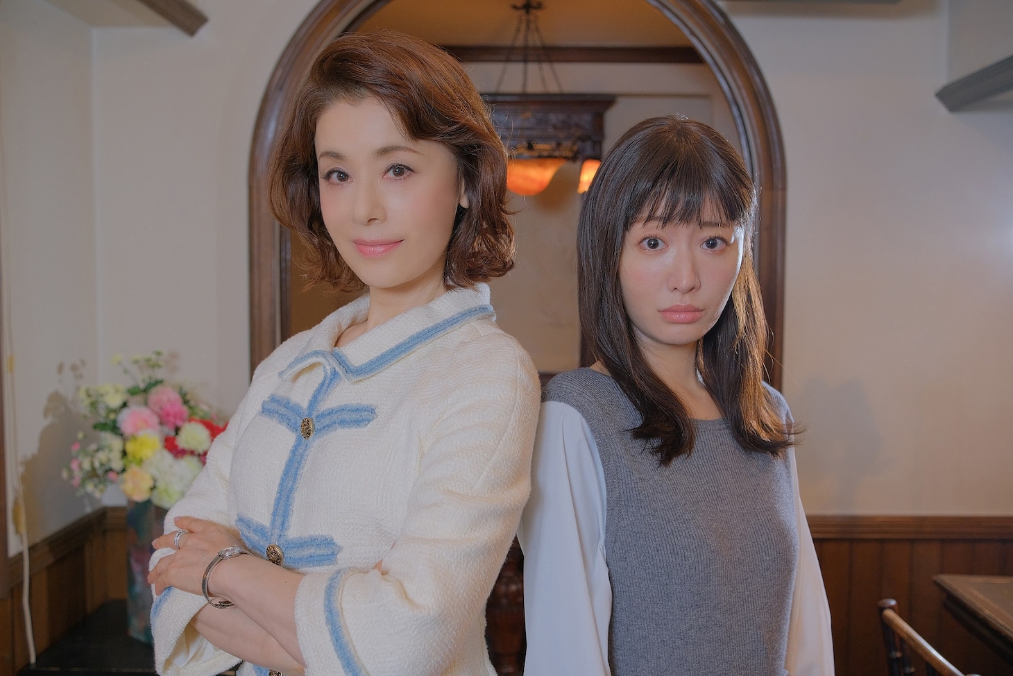 左から大地真央演じる中島ハルコ、松本まりか演じる菊池いづみ。