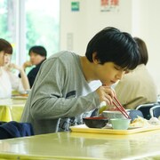 吉沢亮が“陰キャラ”に、大学でのぼっち飯収めた「AWAKE」本編映像