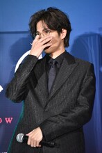 眼鏡を直す志尊淳。