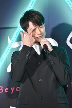 質問の答えに悩む岡田将生。