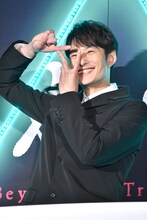 さんかくポーズをする岡田将生。