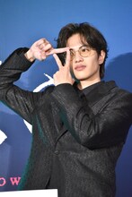 さんかくポーズをする志尊淳。