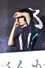 さんかくポーズをする平手友梨奈。