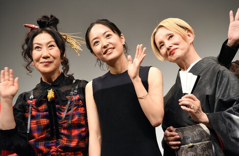 左から室井滋、井上真央、夏木マリ。