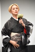 米俵柄の帯を締めて登場した夏木マリ。