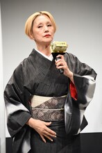 米俵柄の帯を締めて登場した夏木マリ。