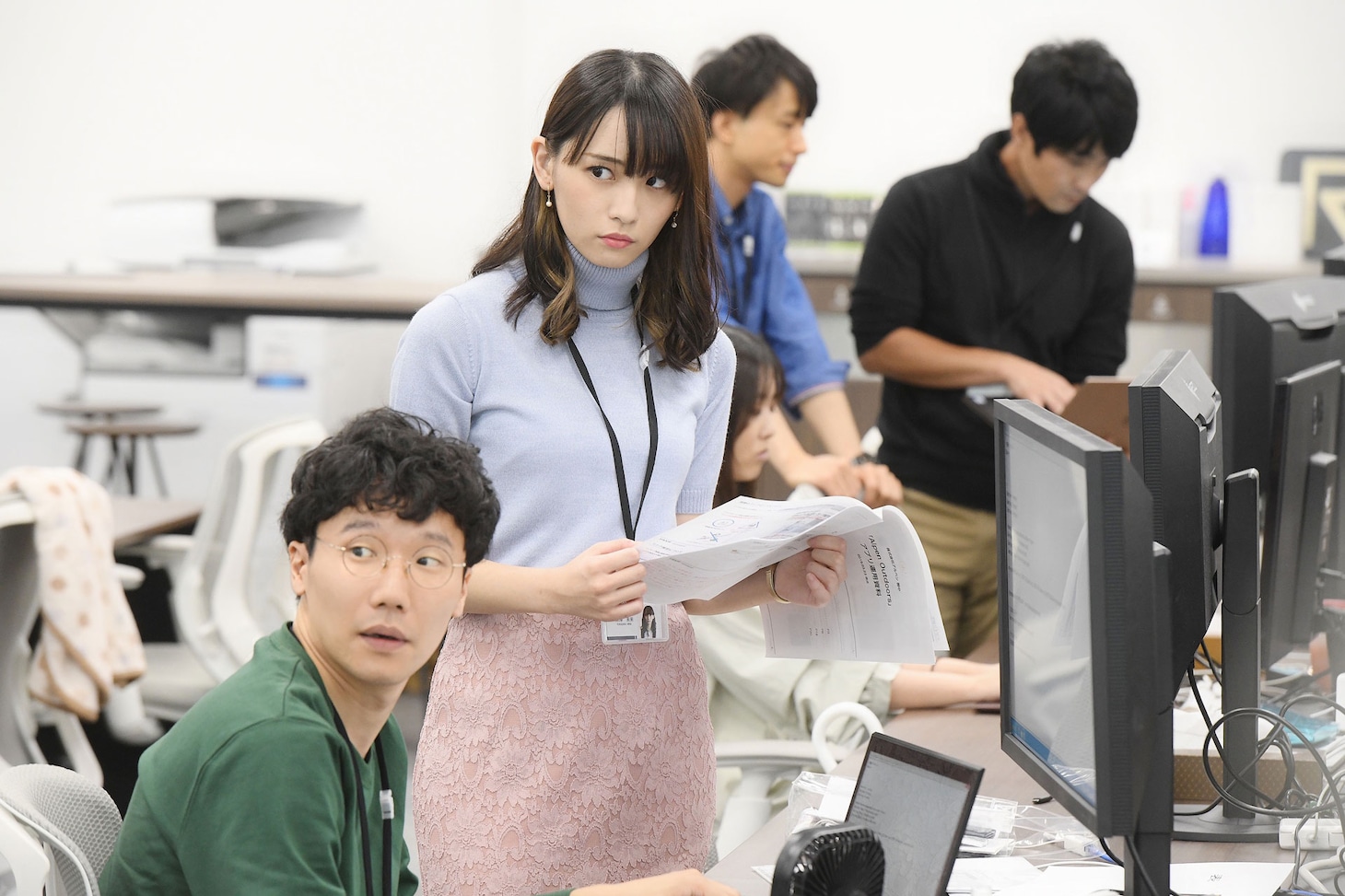 「逃げるは恥だが役に立つ ガンバレ人類！新春スペシャル!!」より、浅川梨奈演じる深澤（中央）。