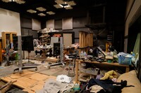 「ザ・ファブル 殺さない殺し屋」のフォーリー収録風景。いろいろな音を出すためのものが乱雑に置かれている。