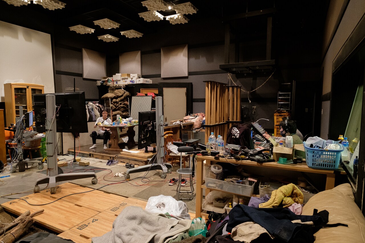 「ザ・ファブル 殺さない殺し屋」のフォーリー収録風景。いろいろな音を出すためのものが乱雑に置かれている。