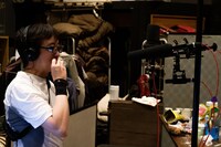 北田雅也がモニターの映像に合わせながら唐揚げを食べ、登場人物の咀嚼音を収録している様子。