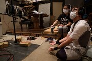 北田雅也が手の爪を床に打ち付け、犬の足音を再現している様子。