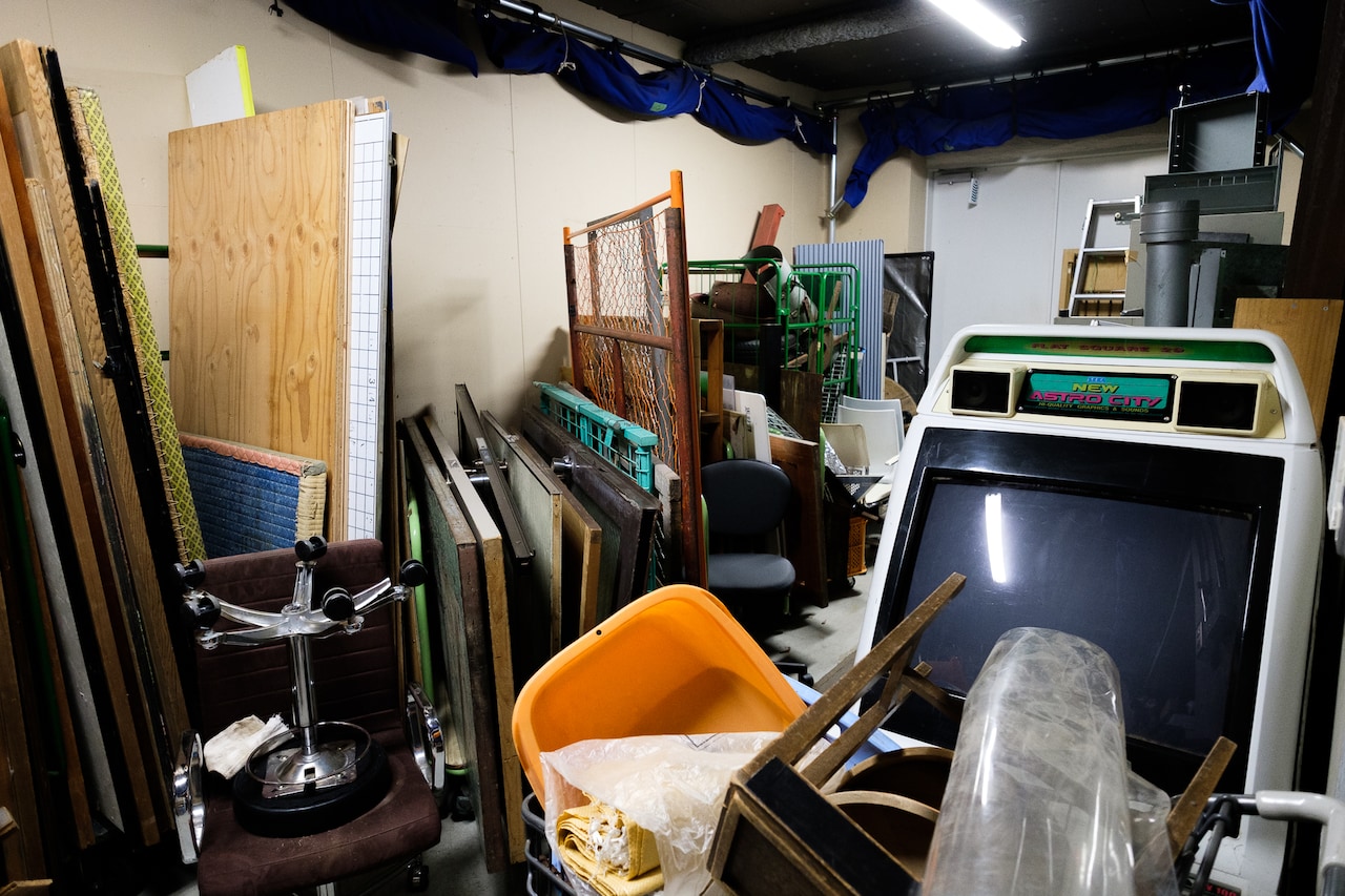 東宝スタジオ ポストプロダクションセンター1 フォーリーステージの倉庫。