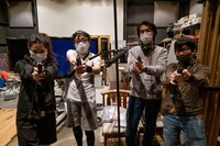 この日フォーリー収録に携わっていたスタッフ。左から北垣杏里（音響効果アシスタント）、北田雅也、田辺正晴（録音部。フォーリーミキサーとして参加）、岩城弘和（東宝スタジオ ポストプロ課テクニカルクルー）。