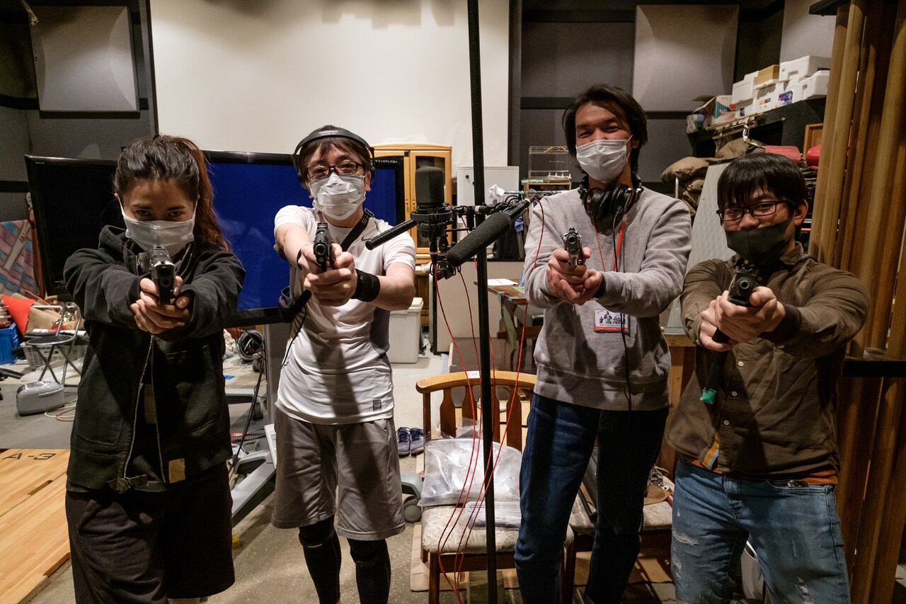 この日フォーリー収録に携わっていたスタッフ。左から北垣杏里（音響効果アシスタント）、北田雅也、田辺正晴（録音部。フォーリーミキサーとして参加）、岩城弘和（東宝スタジオ ポストプロ課テクニカルクルー）。